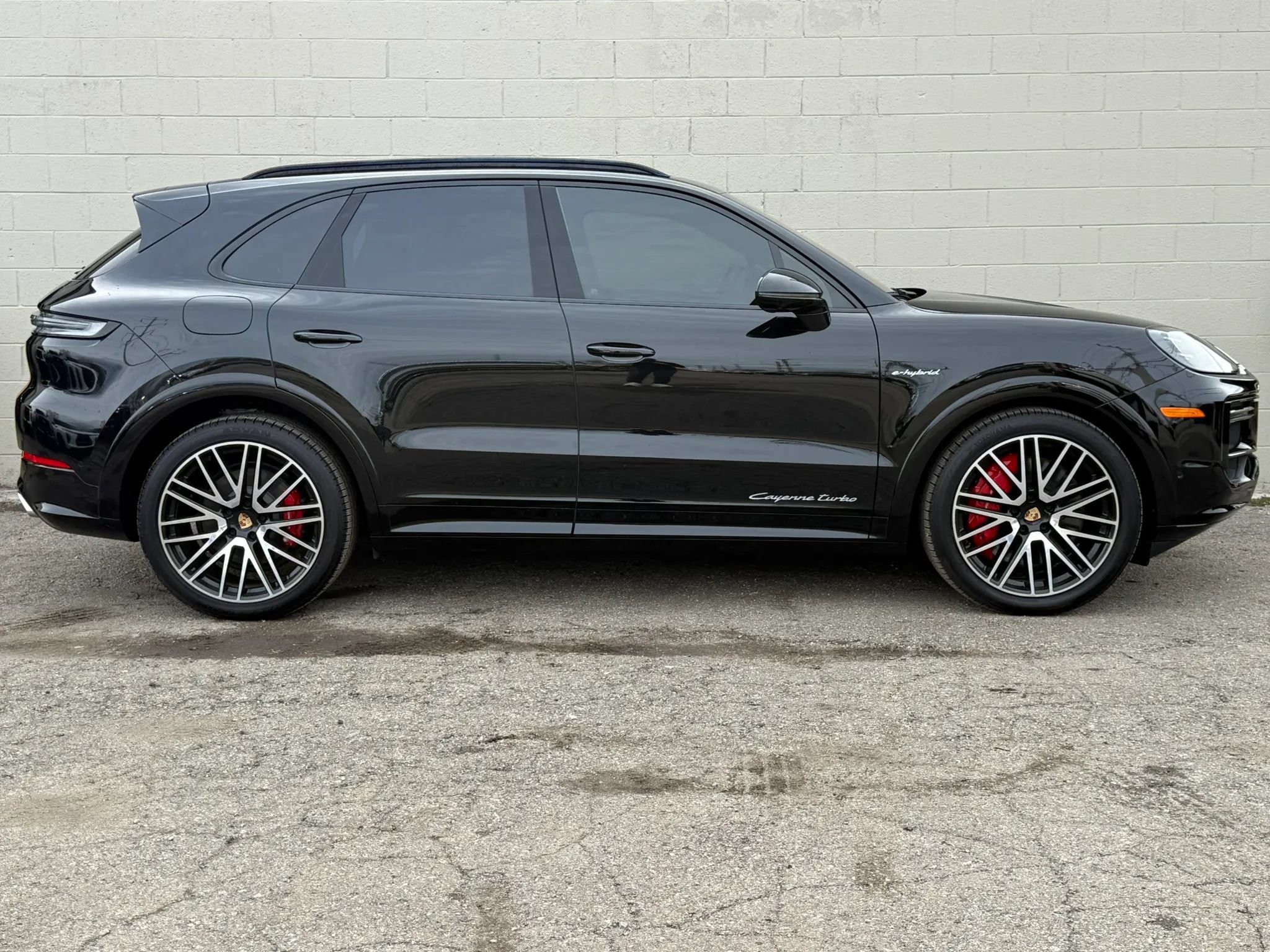 Used 2024 Porsche Cayenne Turbo AWD/4WD image 19