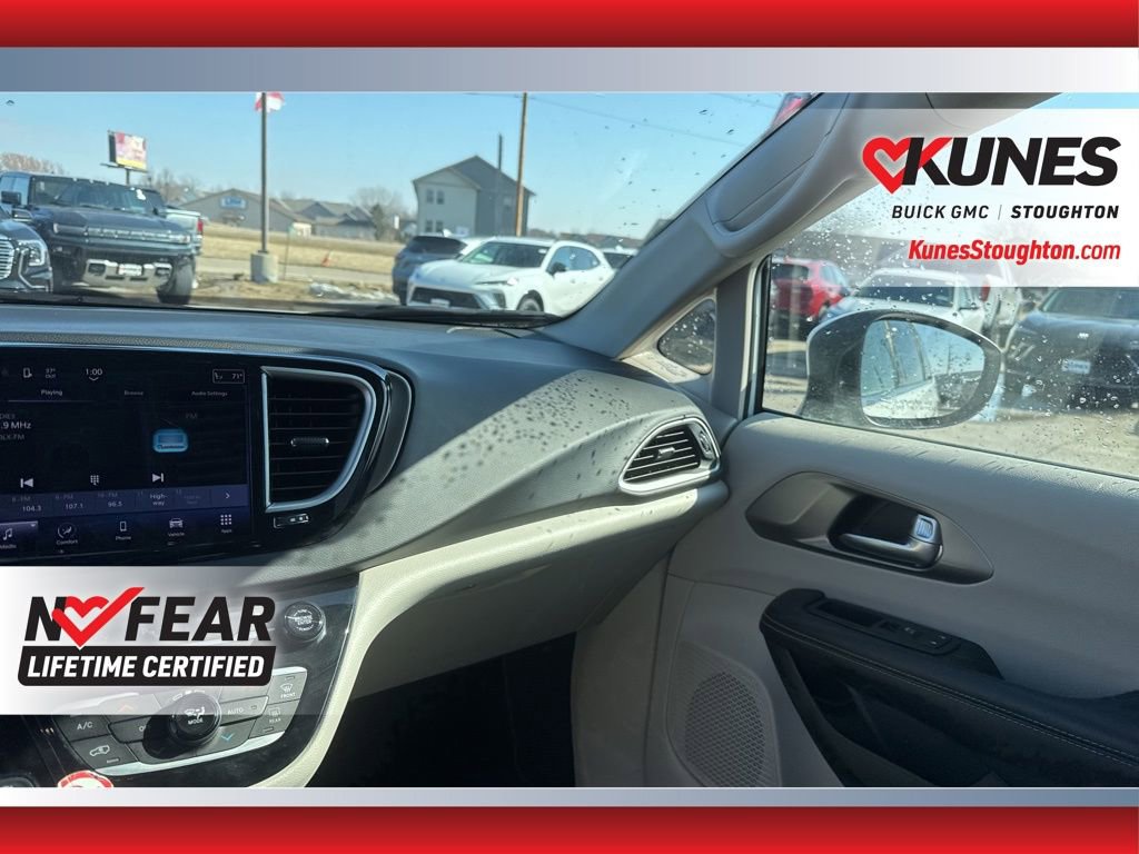 Used 2023 Chrysler Pacifica Touring-L image 40