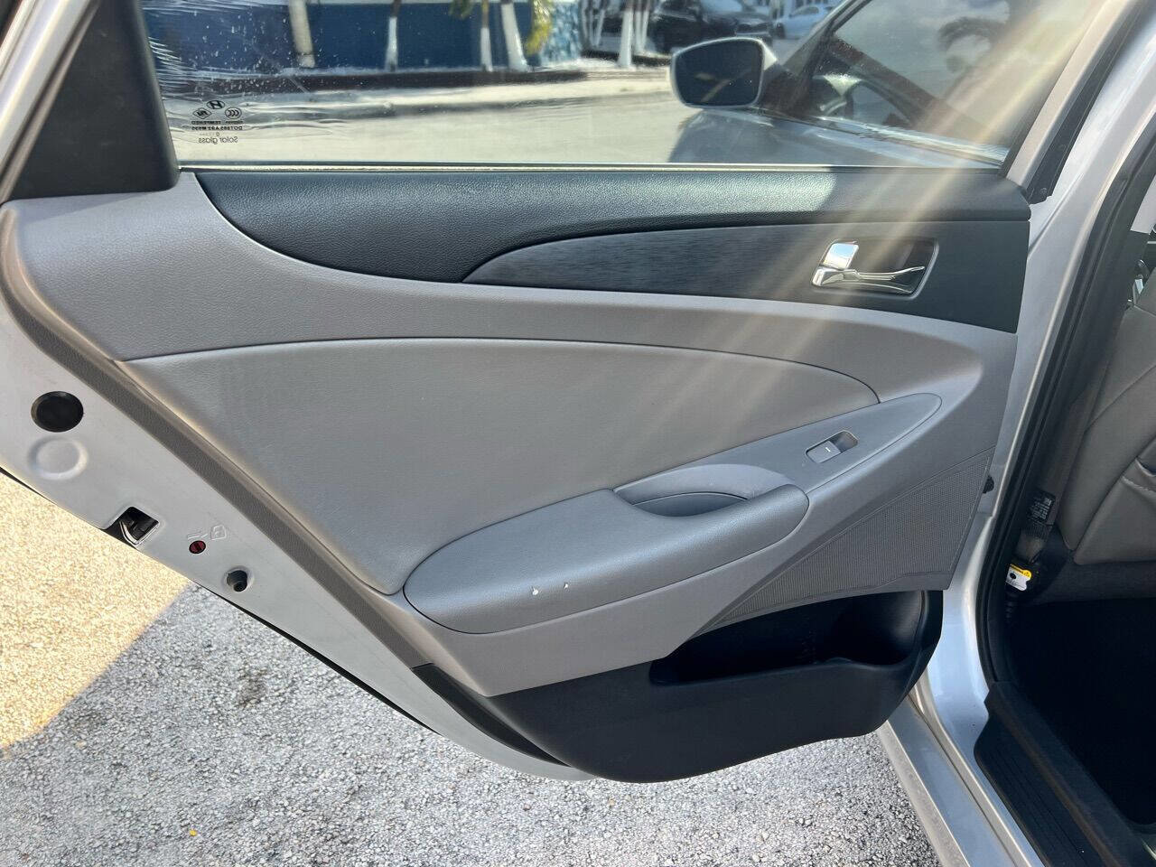 Used 2011 Hyundai Sonata SE w/ Navigation & Sunroof Pkg 4 FWD image 13