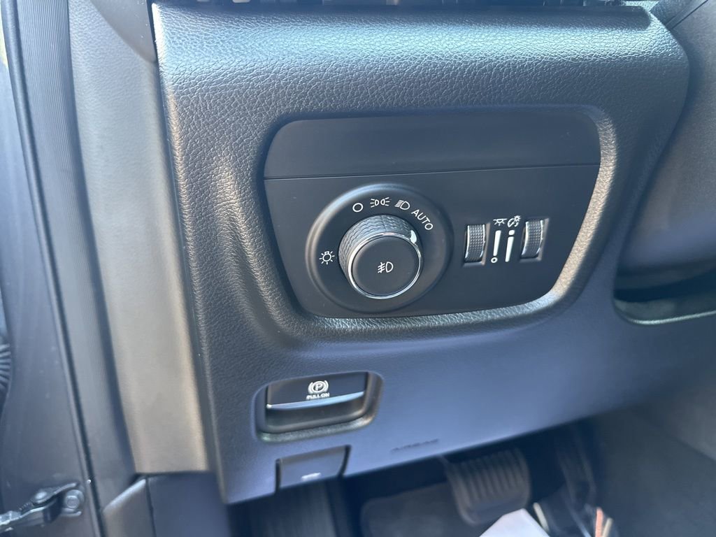 Used 2024 Jeep Grand Cherokee L Limited w/ Luxury Tech Group II image 16