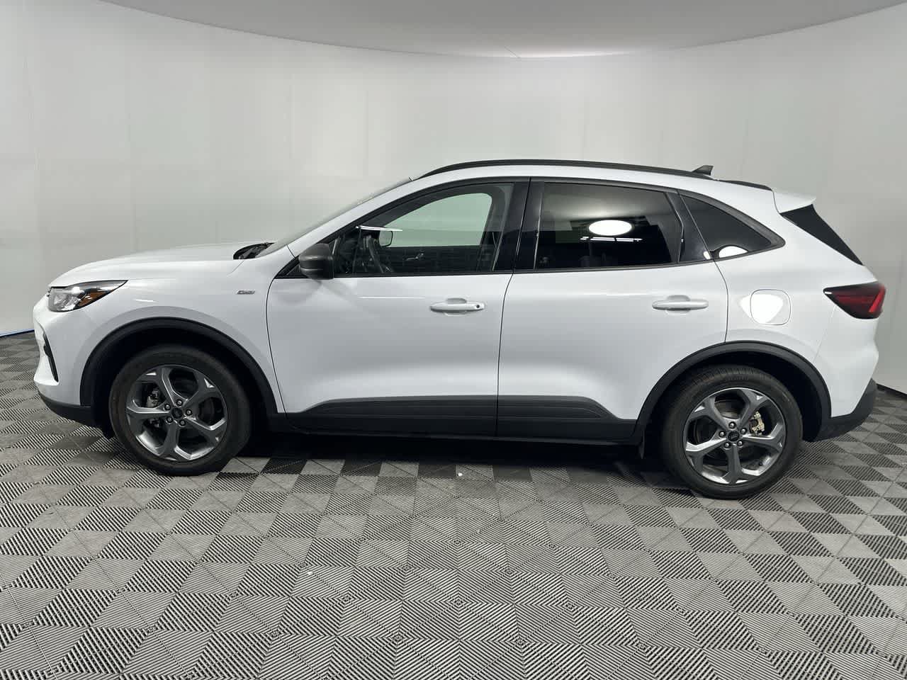 Used 2025 Ford Escape ST-Line FWD image 14