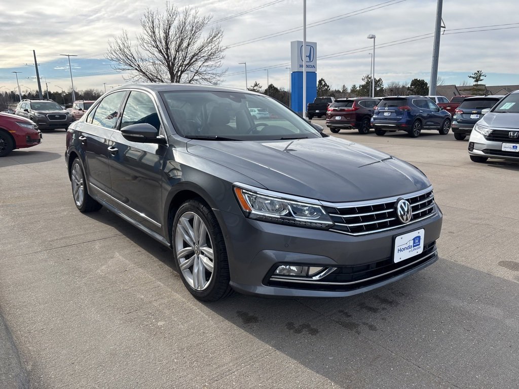 Used 2018 Volkswagen Passat 2.0T SEL Premium image 2