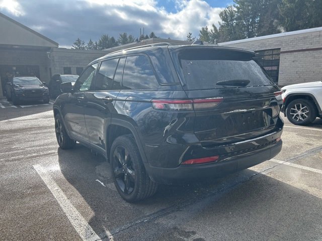Used 2023 Jeep Grand Cherokee Altitude image 3