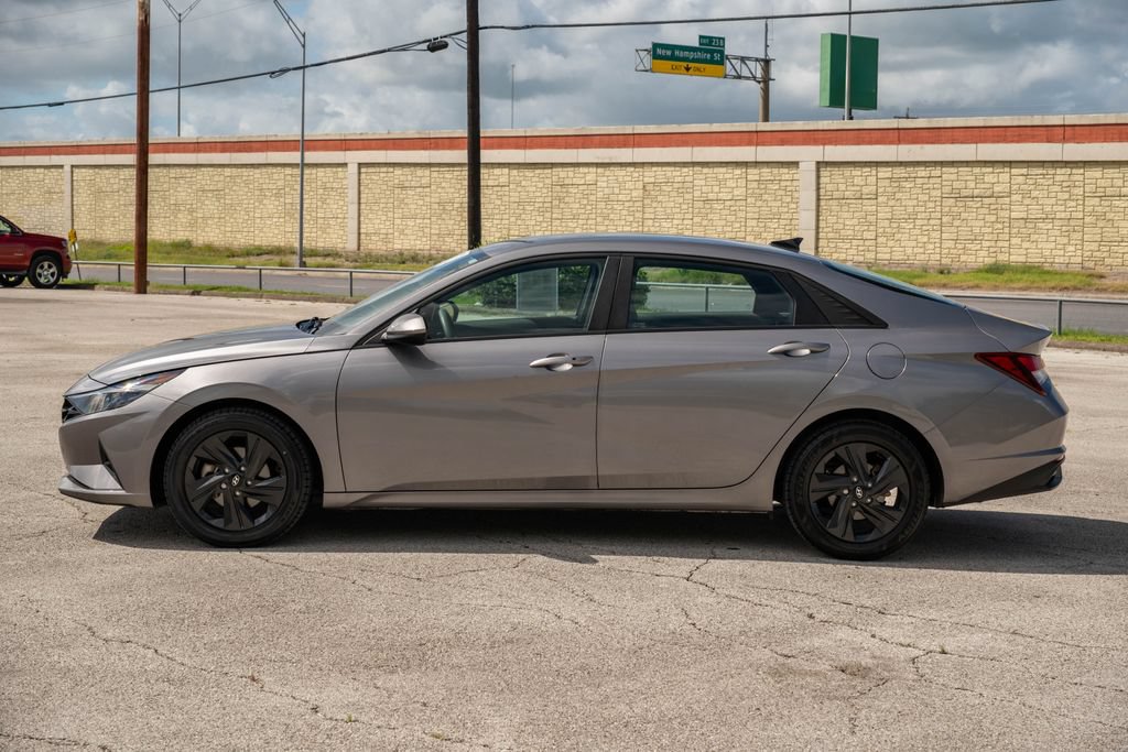 Used 2023 Hyundai Elantra SEL w/ Cargo Package FWD image 5
