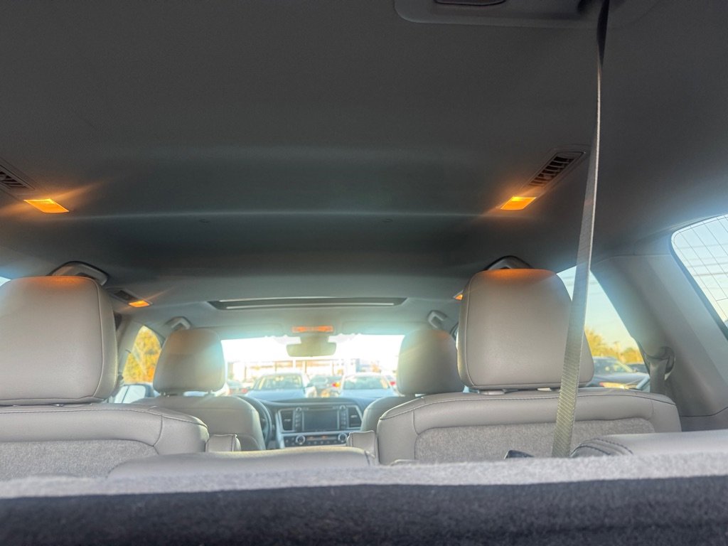 Used 2018 Toyota Highlander SE image 22