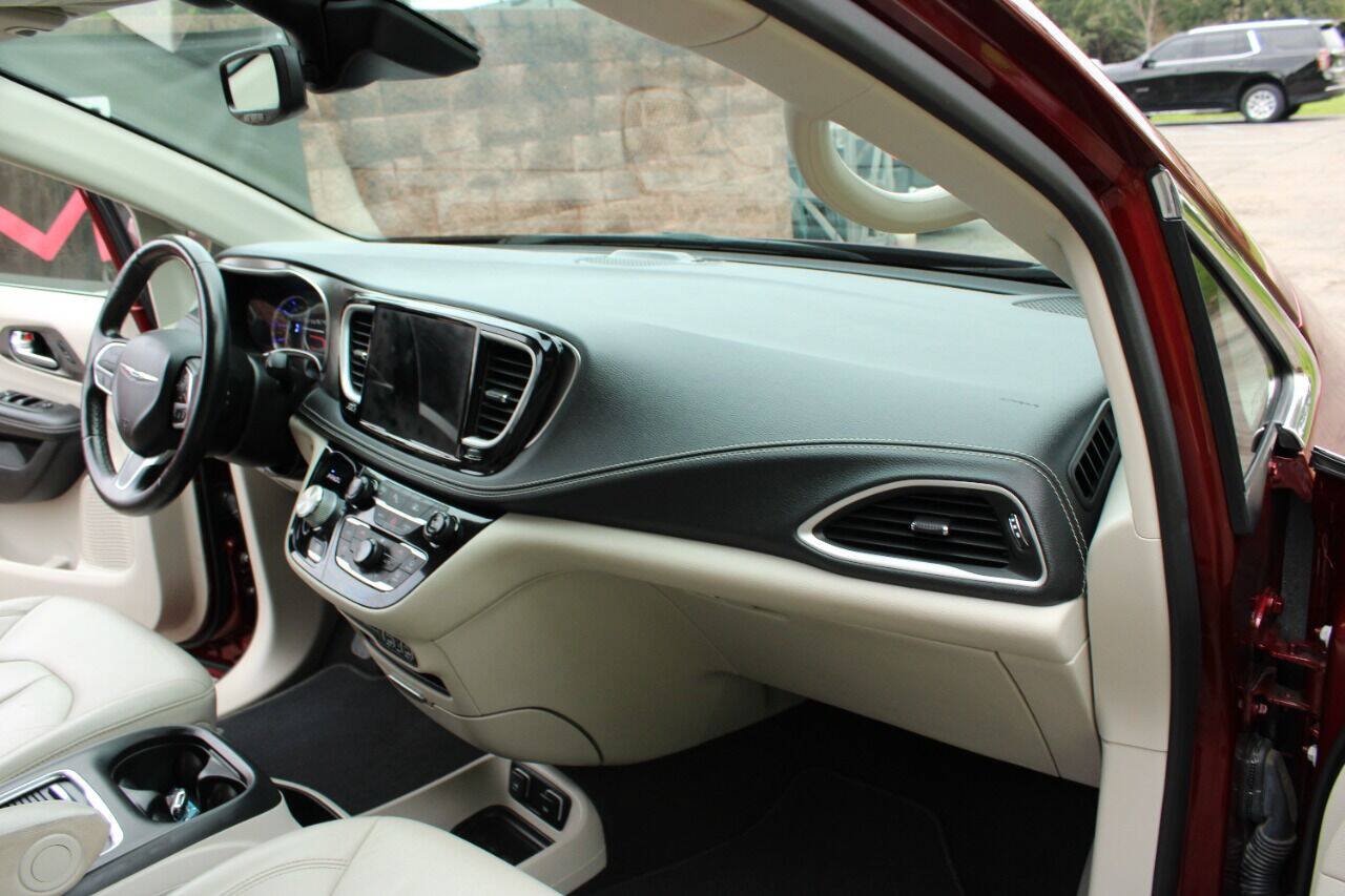 Used 2021 Chrysler Pacifica Touring-L FWD image 17