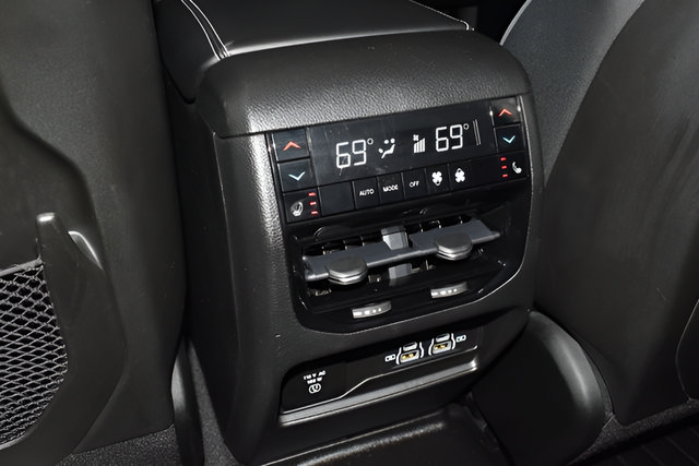 Used 2022 Jeep Grand Cherokee Overland w/ Luxury Tech Group IV AWD/4WD image 12