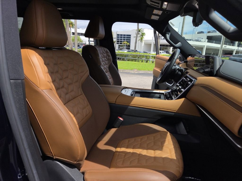 Used 2025 Nissan Armada Platinum Reserve image 26