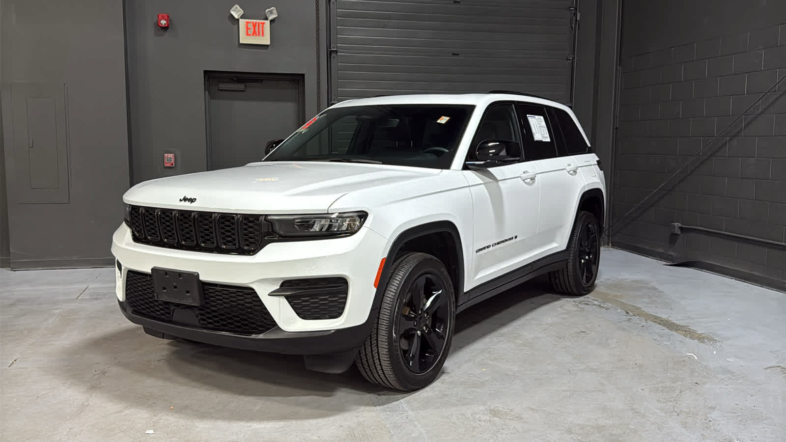 Used 2022 Jeep Grand Cherokee Altitude AWD/4WD image 3