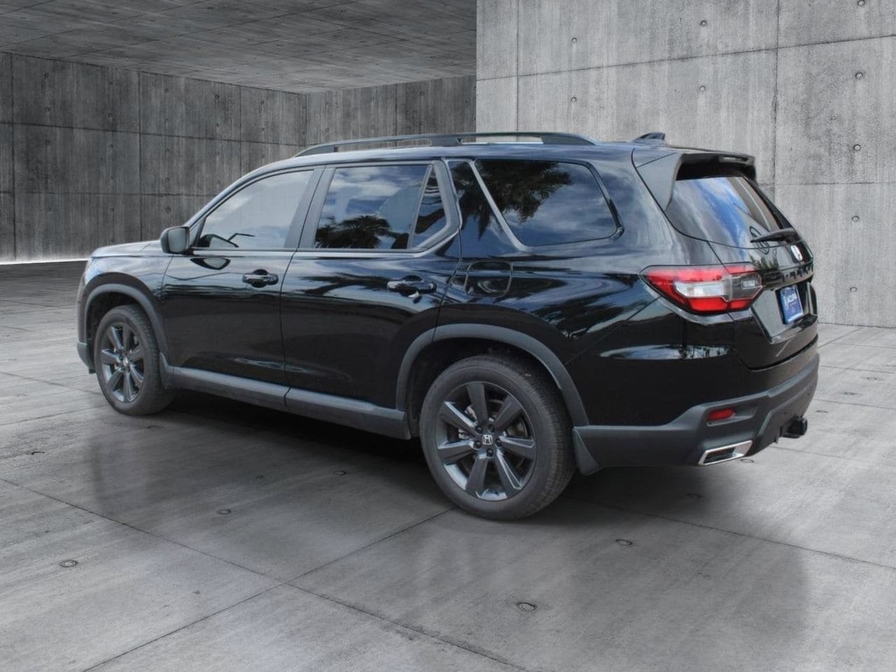 Used 2024 Honda Pilot Sport image 3
