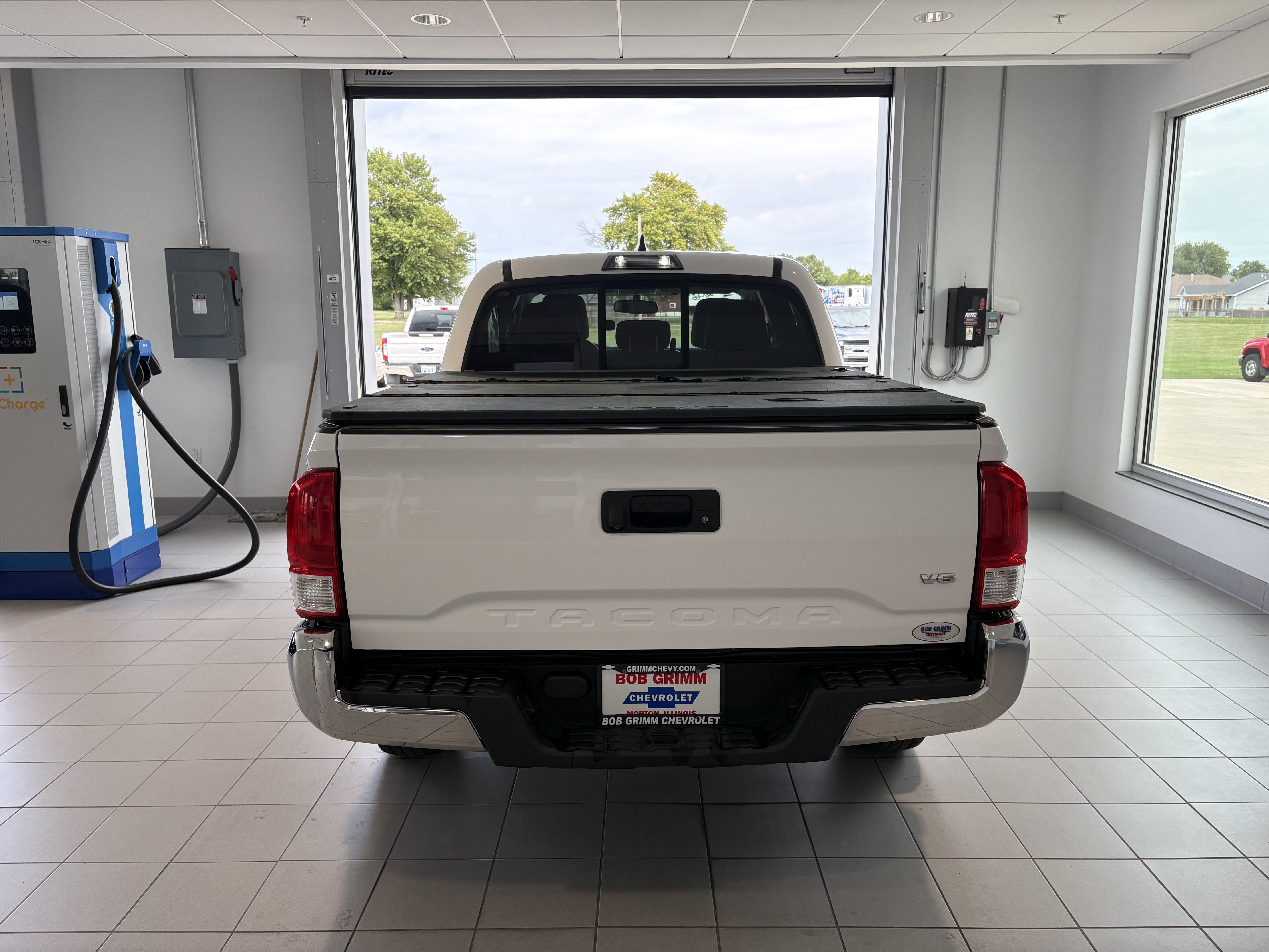 Used 2017 Toyota Tacoma SR5 image 4