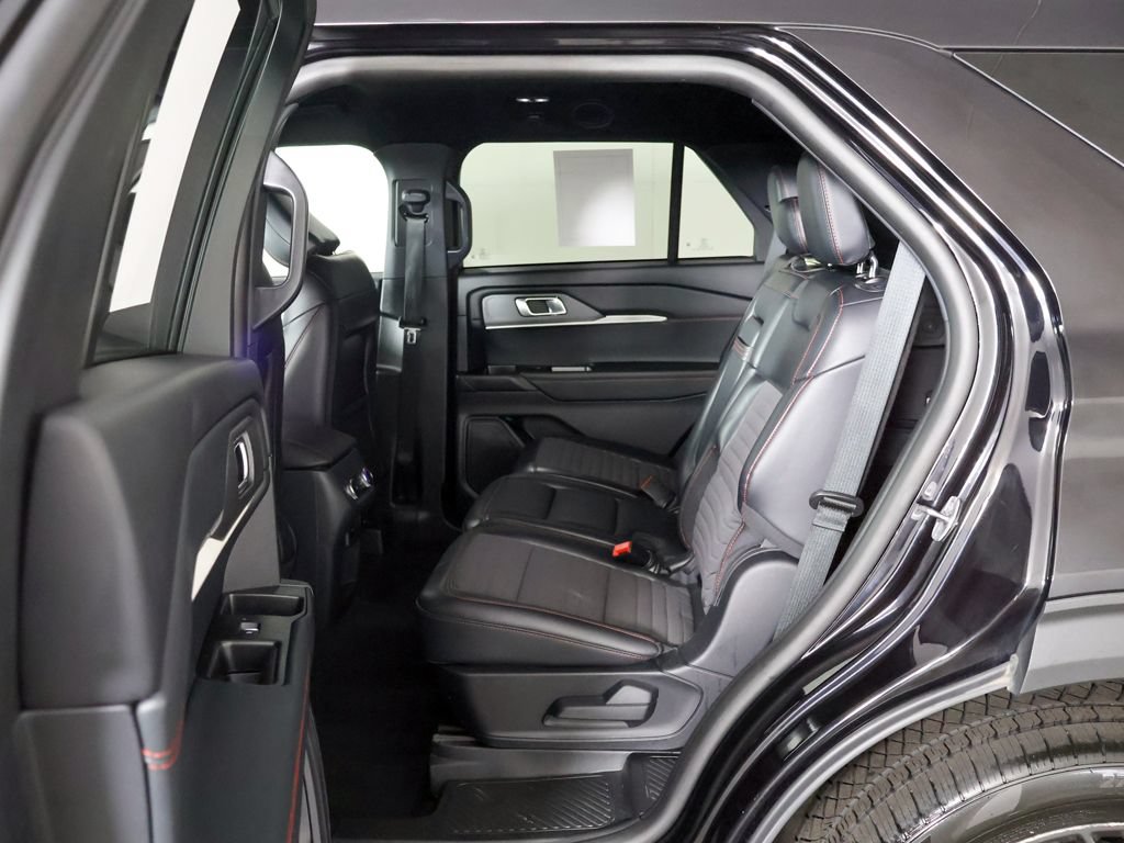 Used 2025 Ford Explorer ST-Line w/ ST-Line Street Pack AWD/4WD image 32