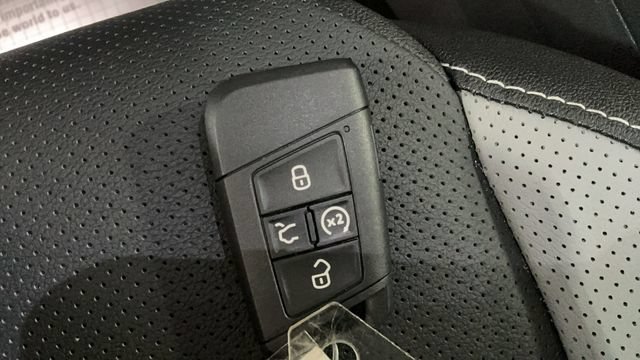 Used 2024 Volkswagen Taos SEL AWD/4WD image 37