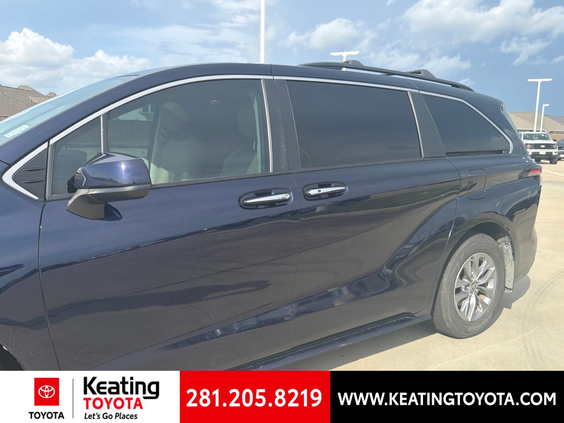 Used 2024 Toyota Sienna XLE FWD image 6