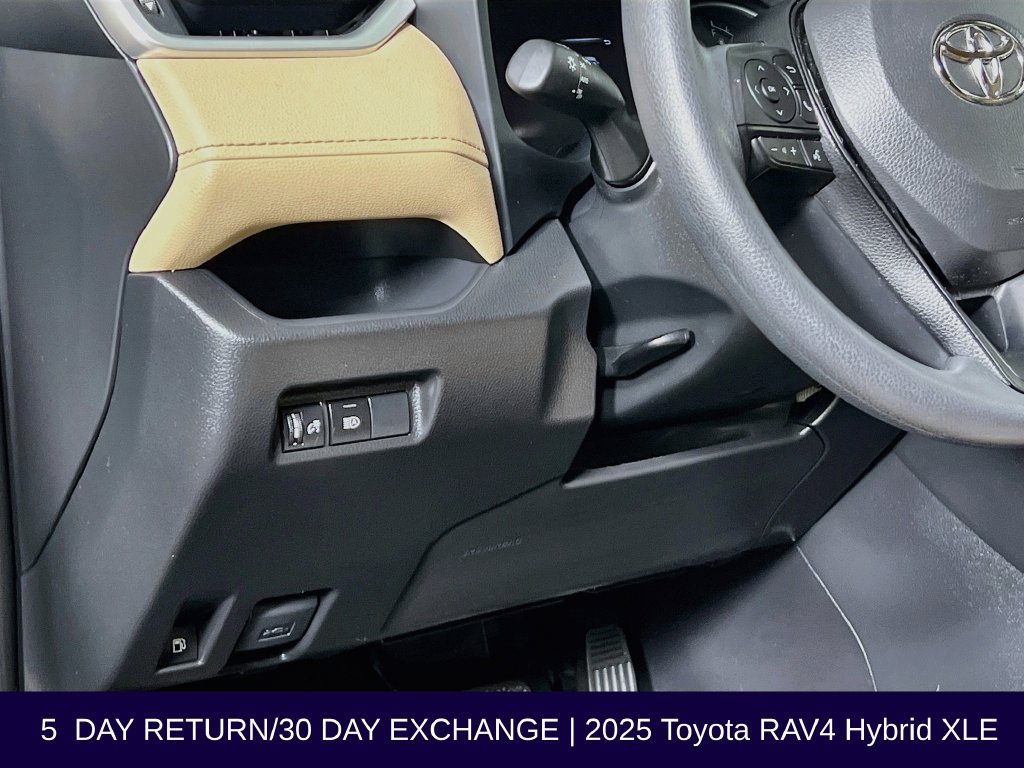Used 2025 Toyota RAV4 XLE AWD/4WD image 12