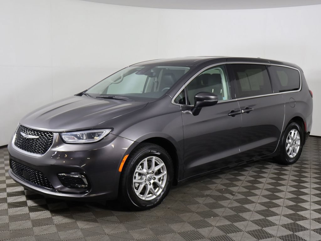 Used 2023 Chrysler Pacifica Touring-L FWD image 5