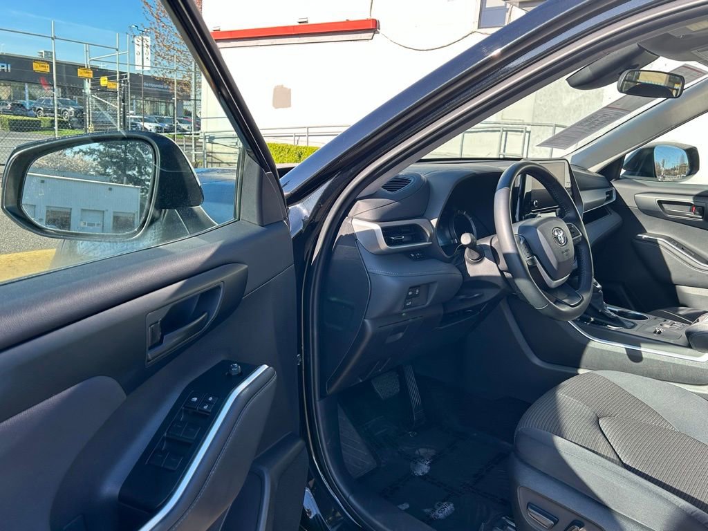 Certified 2025 Toyota Highlander LE image 9