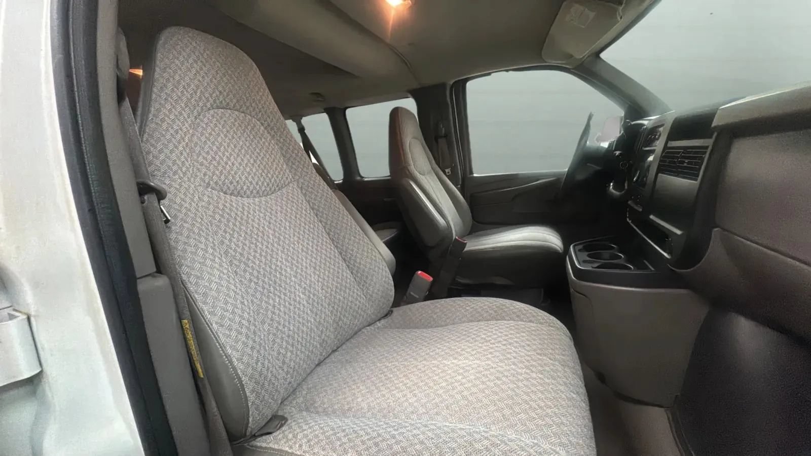 Used 2004 Chevrolet Express 3500 Extended Passenger w/ LS Preferred Equipment Group RWD image 21