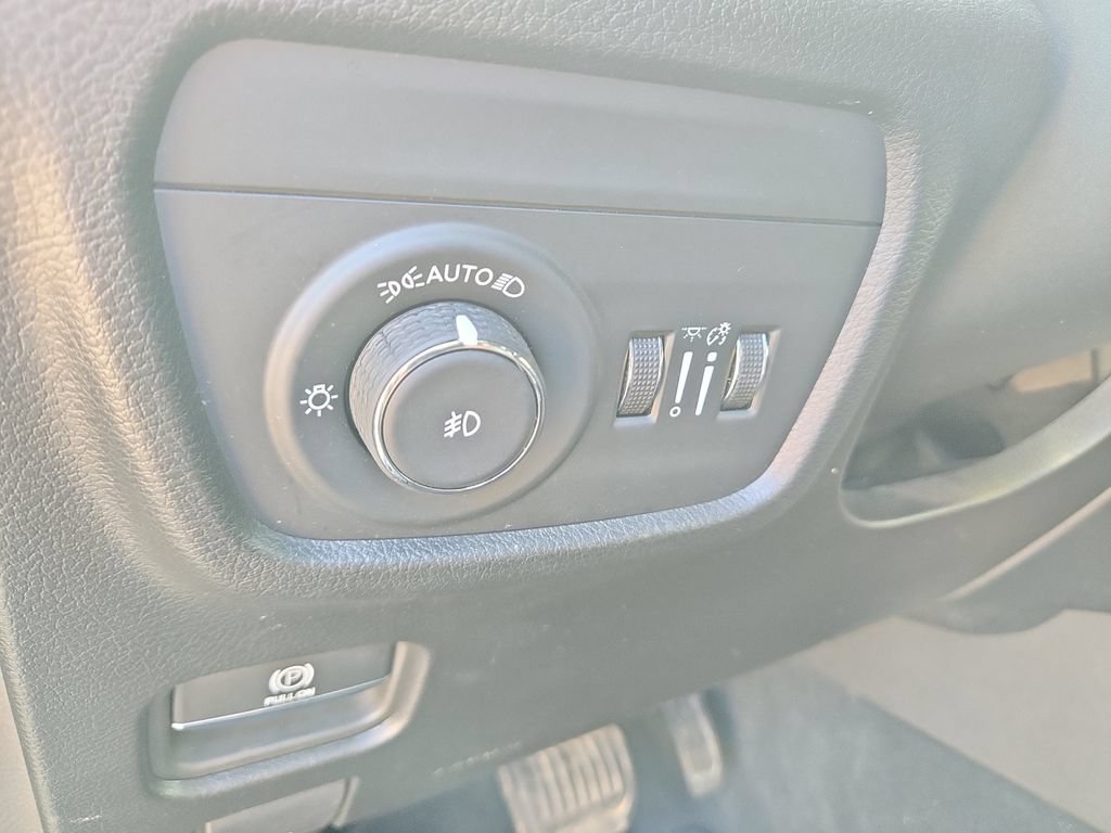 Used 2024 Jeep Grand Cherokee Limited w/ Luxury Tech Group II AWD/4WD image 17