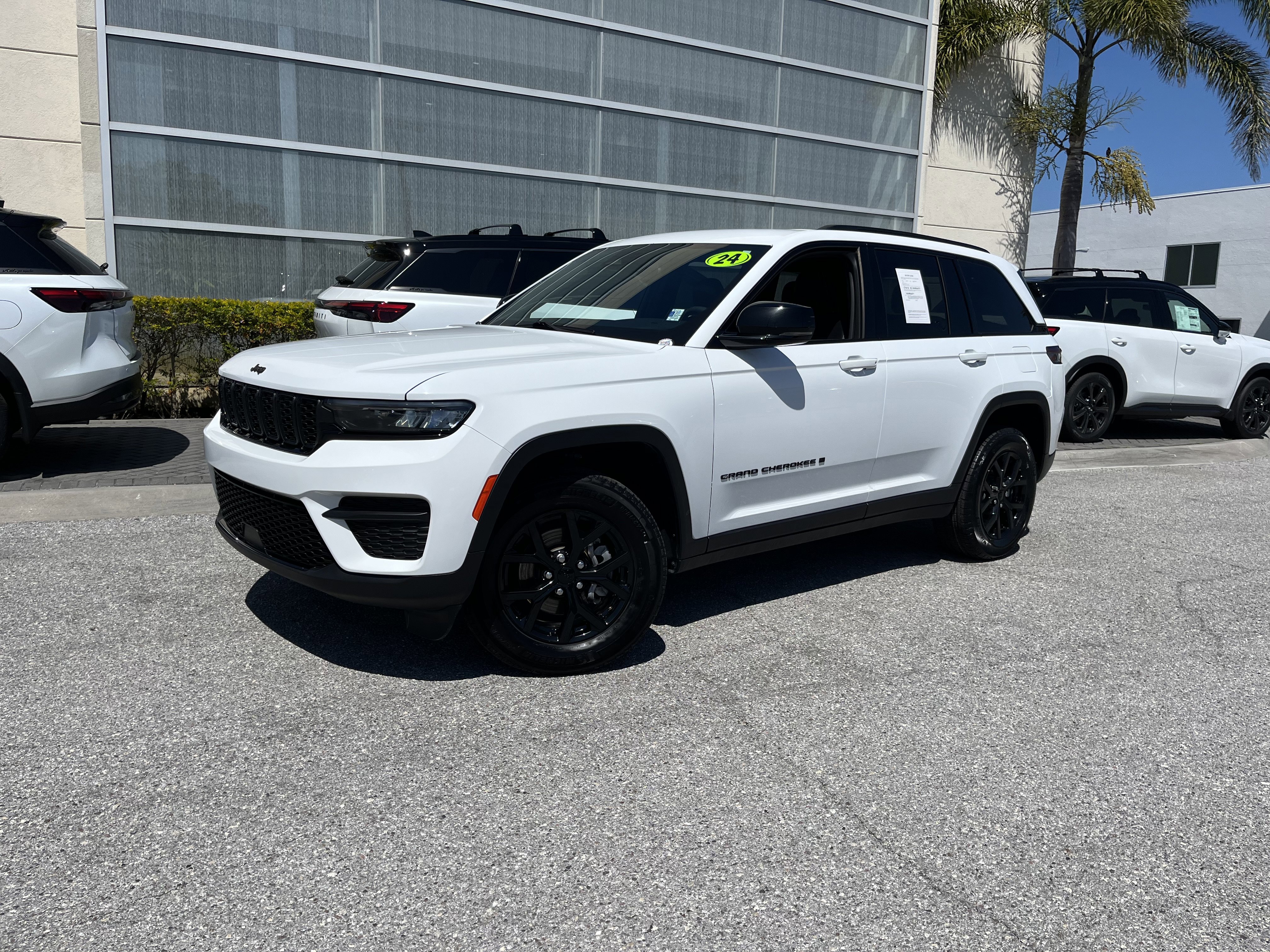 Used 2024 Jeep Grand Cherokee Altitude image 1