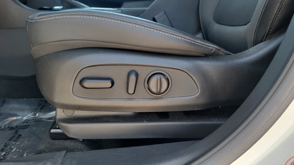 Used 2022 Buick Encore GX Select w/ Sport Touring Package FWD image 16