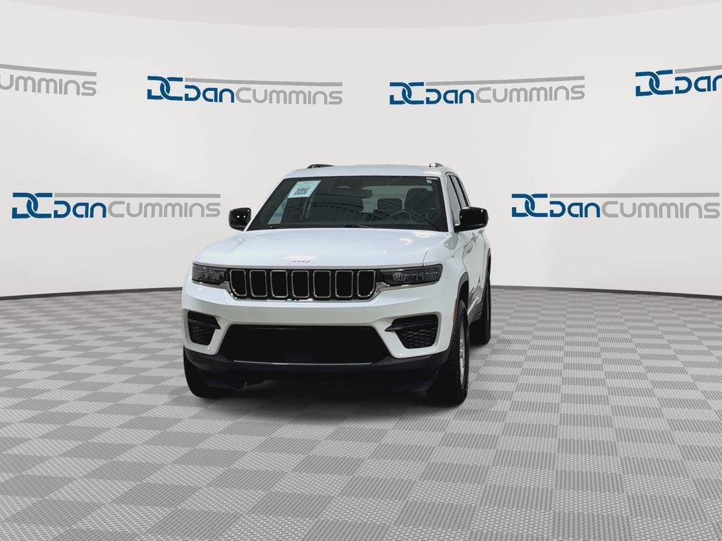 Used 2024 Jeep Grand Cherokee Laredo w/ Luxury Tech Group I AWD/4WD image 3