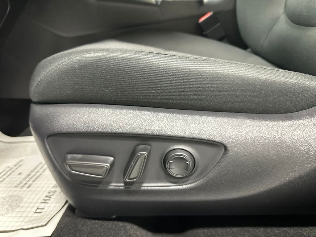 Used 2025 Toyota RAV4 XLE AWD/4WD image 12