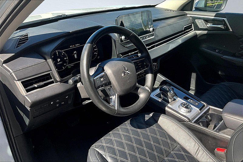 Used 2023 Mitsubishi Outlander SEL image 14