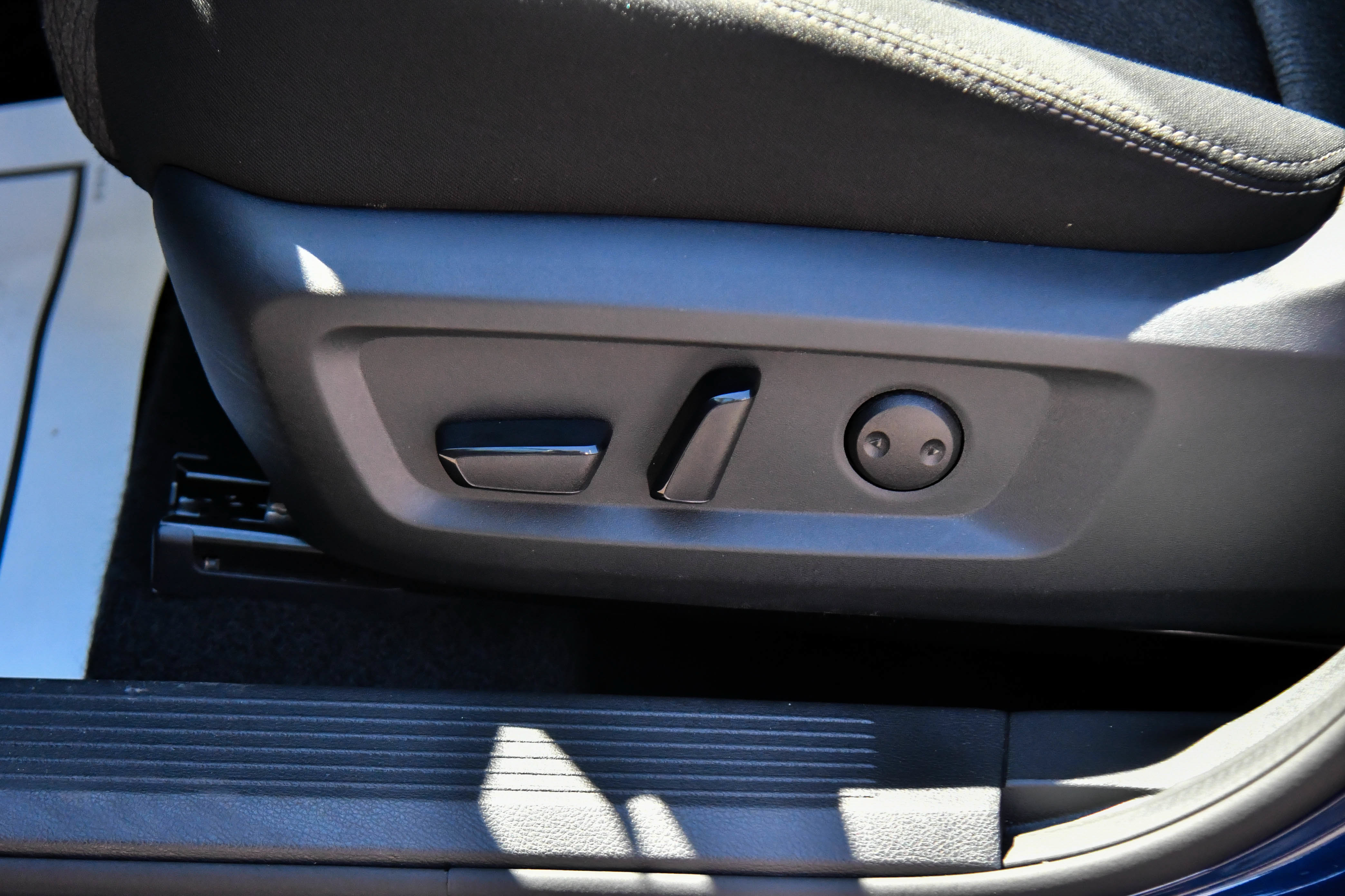 Used 2025 Nissan Rogue SV FWD image 16