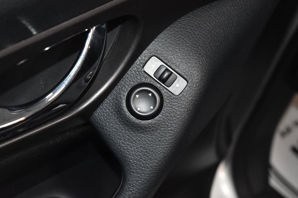 Used 2014 Nissan Rogue SV image 5