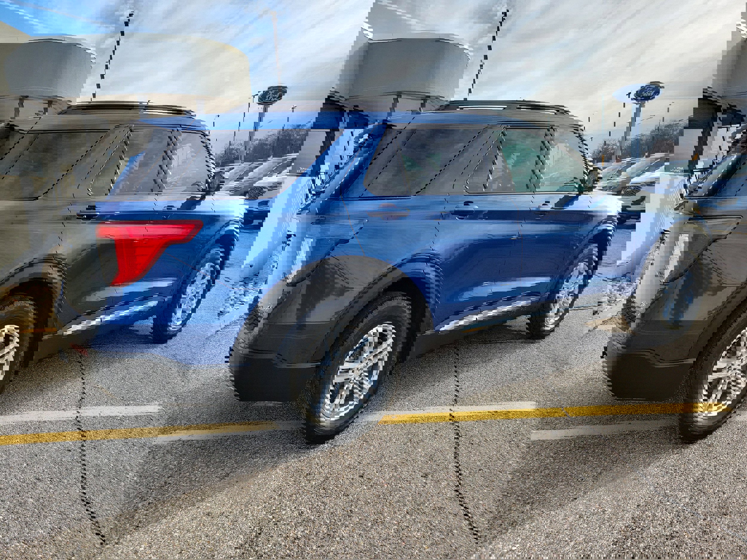 Used 2023 Ford Explorer XLT w/ Equipment Group 202A image 4