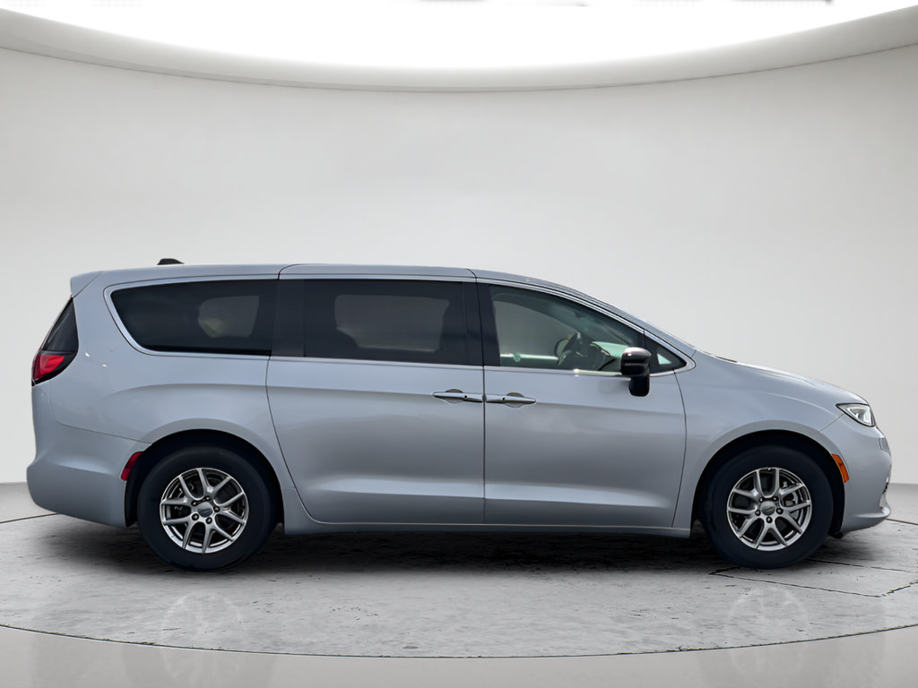 Used 2024 Chrysler Pacifica Touring-L FWD image 3