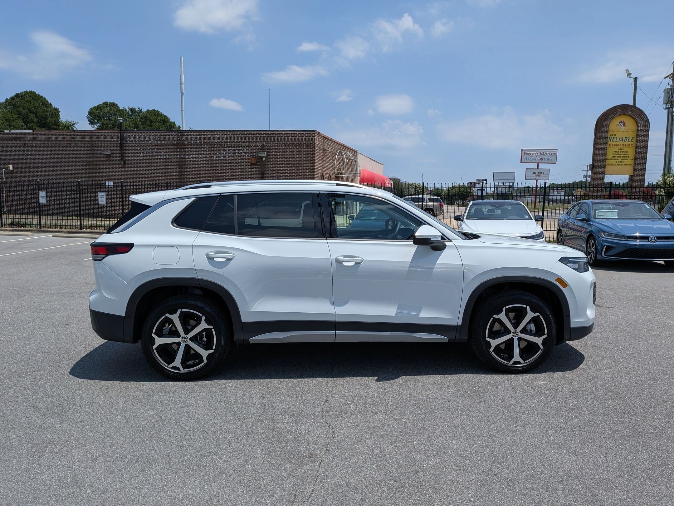 New 2026 Volkswagen Tiguan SE AWD/4WD image 2