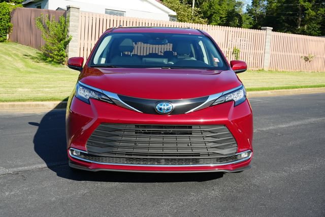 Used 2023 Toyota Sienna XLE FWD image 2