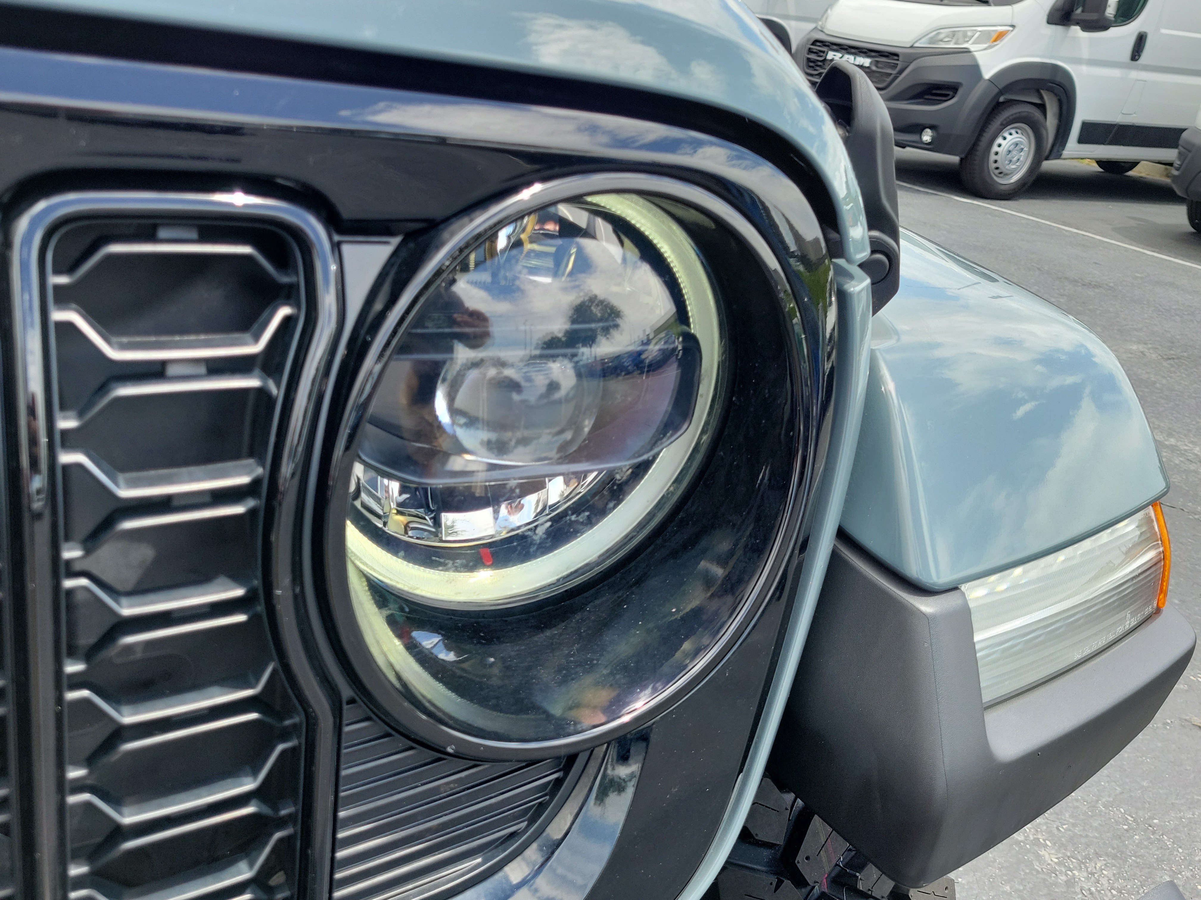 Used 2024 Jeep Gladiator Sport AWD/4WD image 3