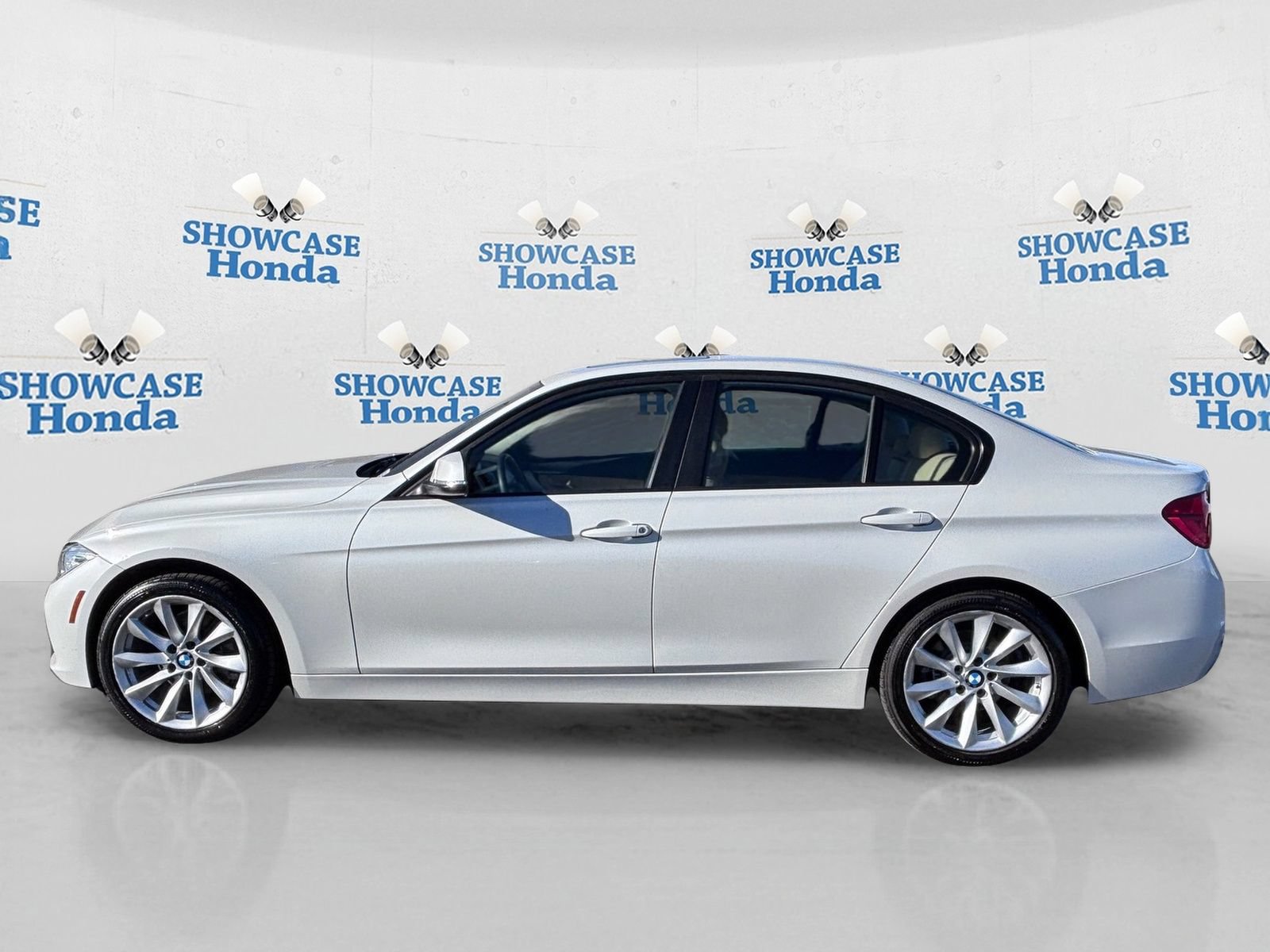 Used 2018 BMW 320i xDrive Sedan AWD/4WD image 4