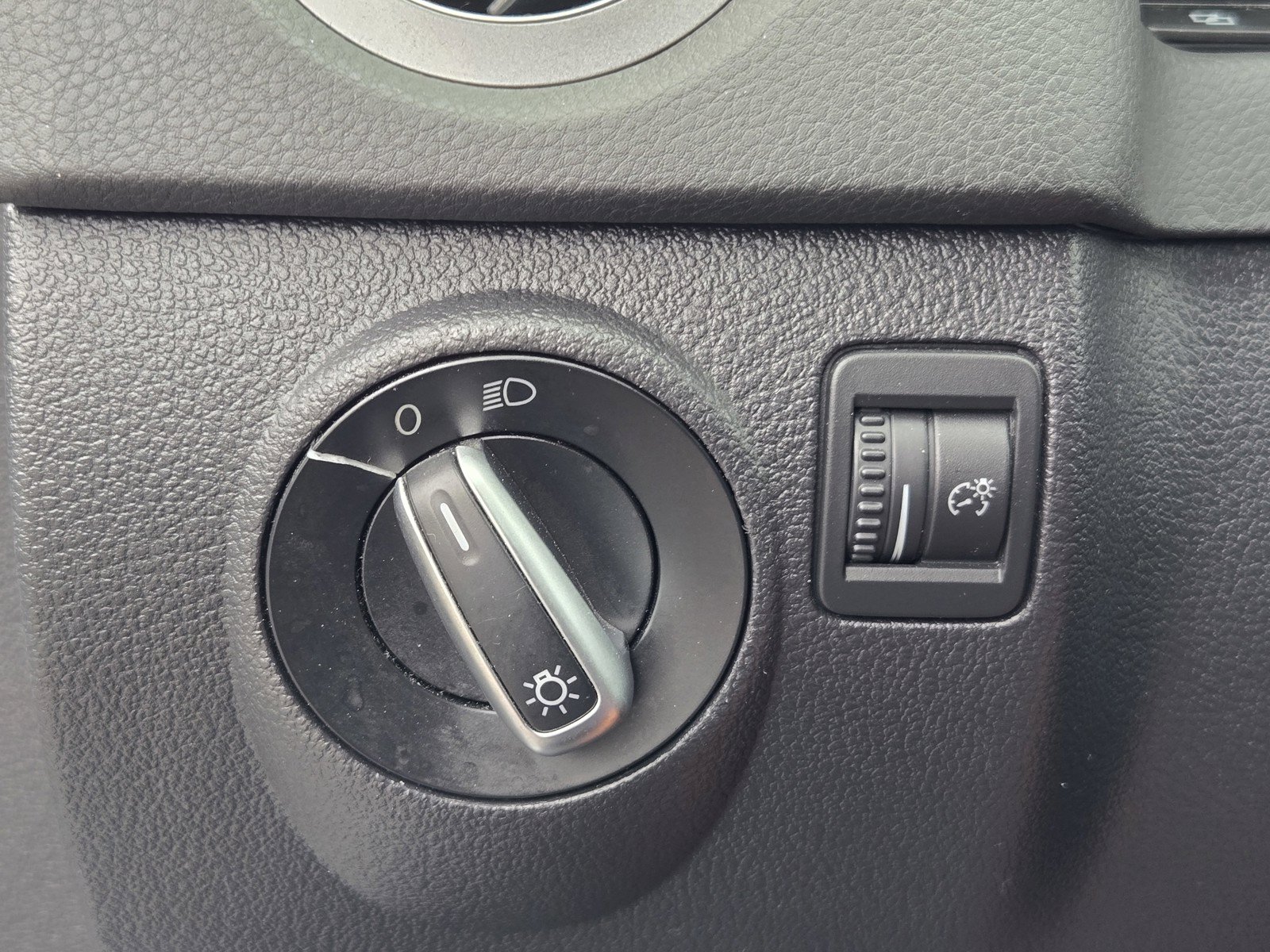 Used 2012 Volkswagen Tiguan LE FWD image 25
