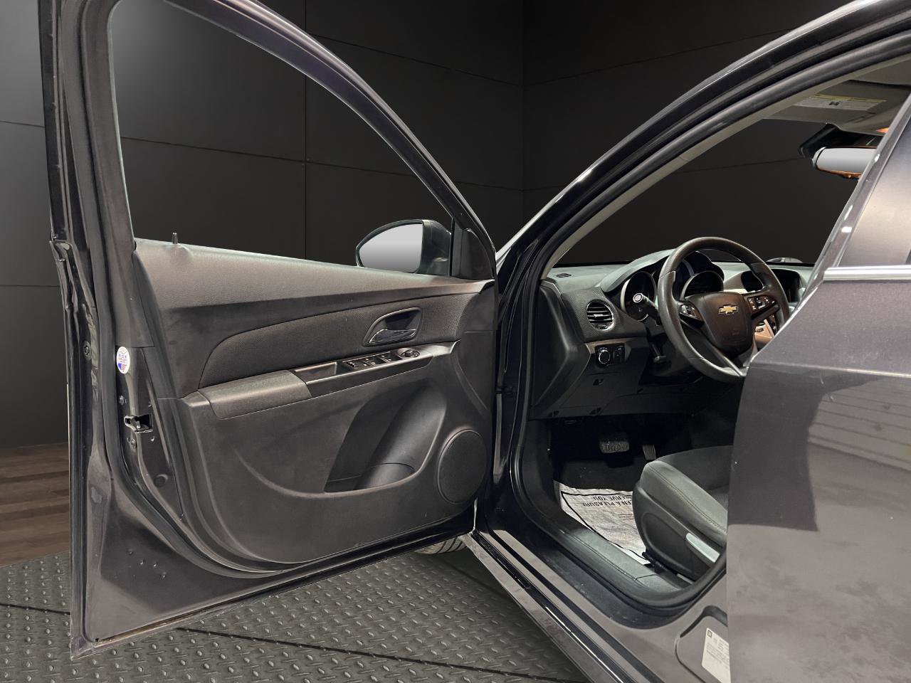 Used 2016 Chevrolet Cruze LT image 18