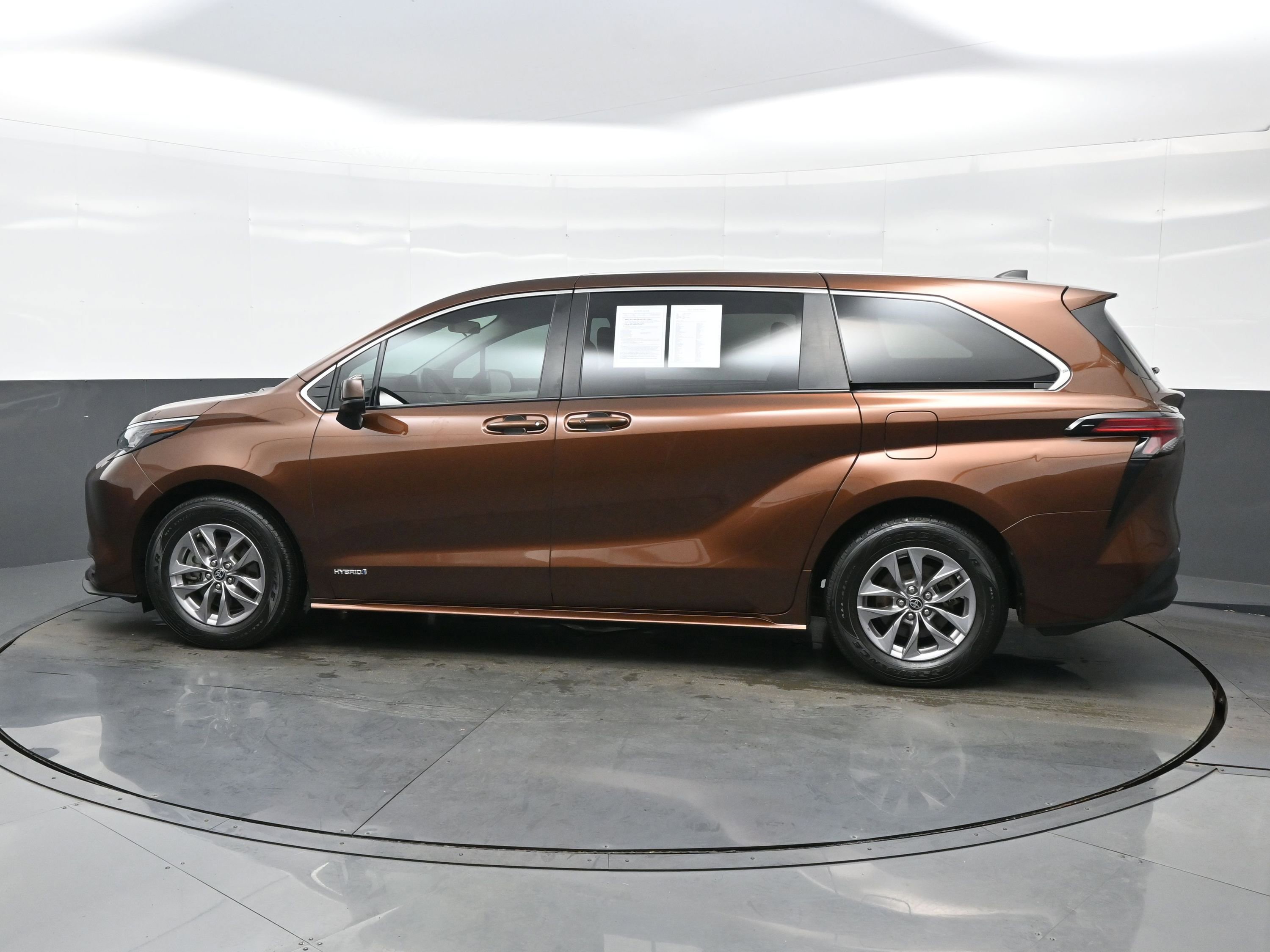 Used 2021 Toyota Sienna LE image 3
