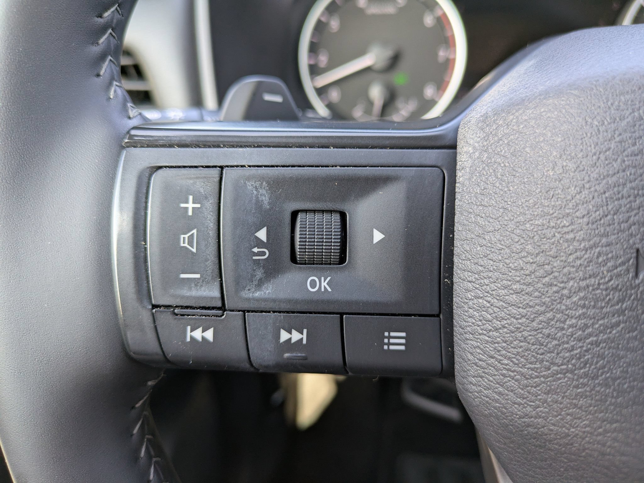 Certified 2026 Nissan Rogue SV FWD image 24