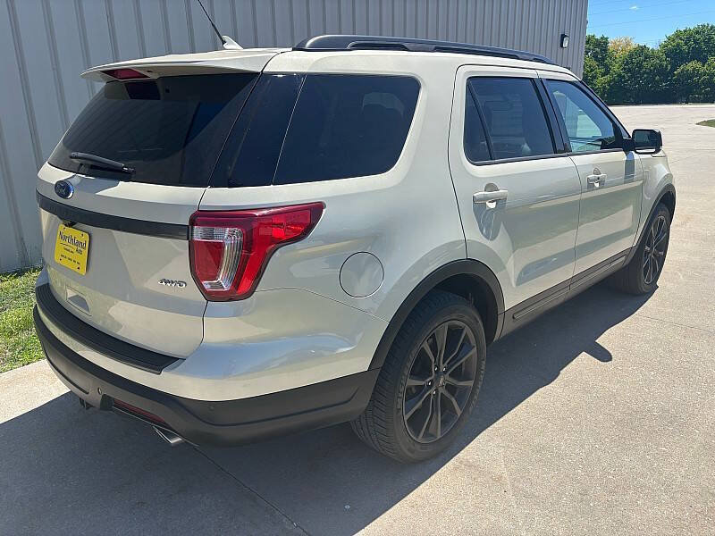 Used 2018 Ford Explorer XLT w/ Equipment Group 202A AWD/4WD image 3