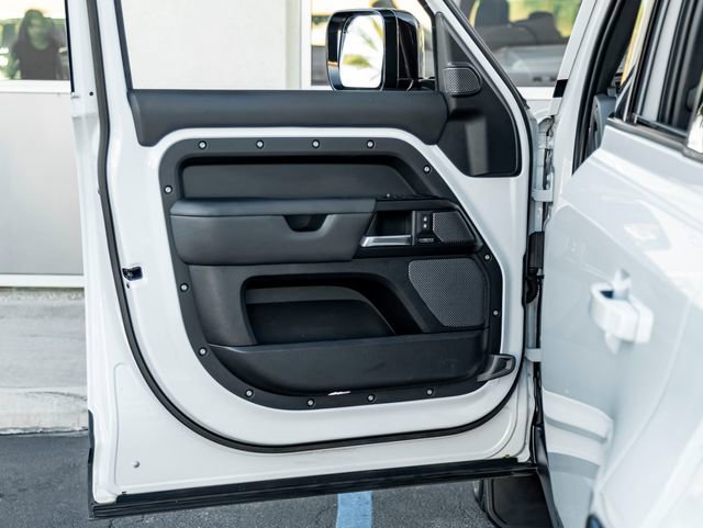 Used 2023 Land Rover Defender 110 V8 image 12