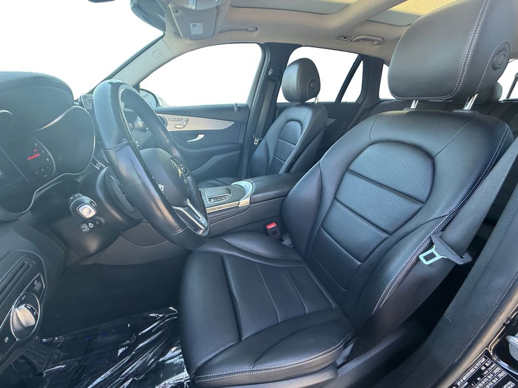 Used 2021 Mercedes-Benz GLC 300 4MATIC w/ Premium Package image 9