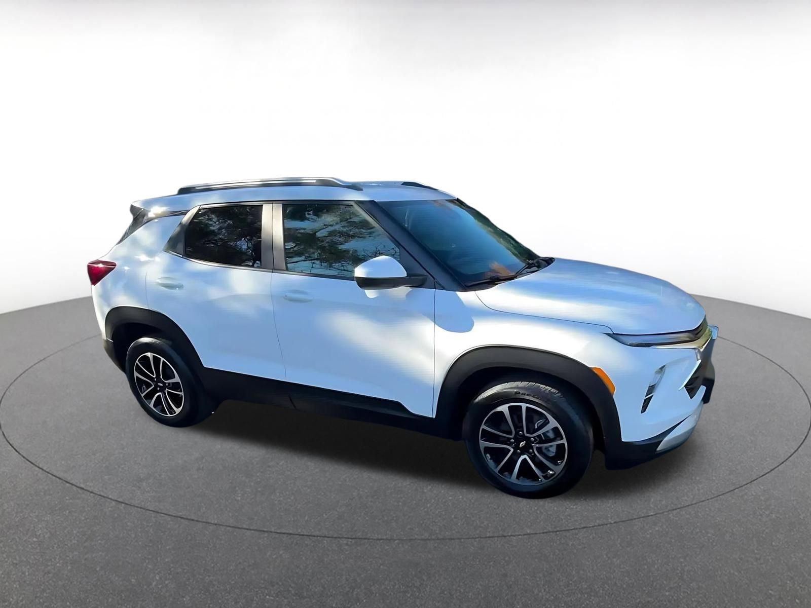 Used 2025 Chevrolet TrailBlazer LT image 2