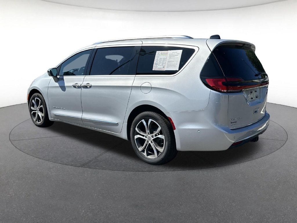 Used 2024 Chrysler Pacifica Pinnacle w/ Trailer Tow Group AWD/4WD image 3