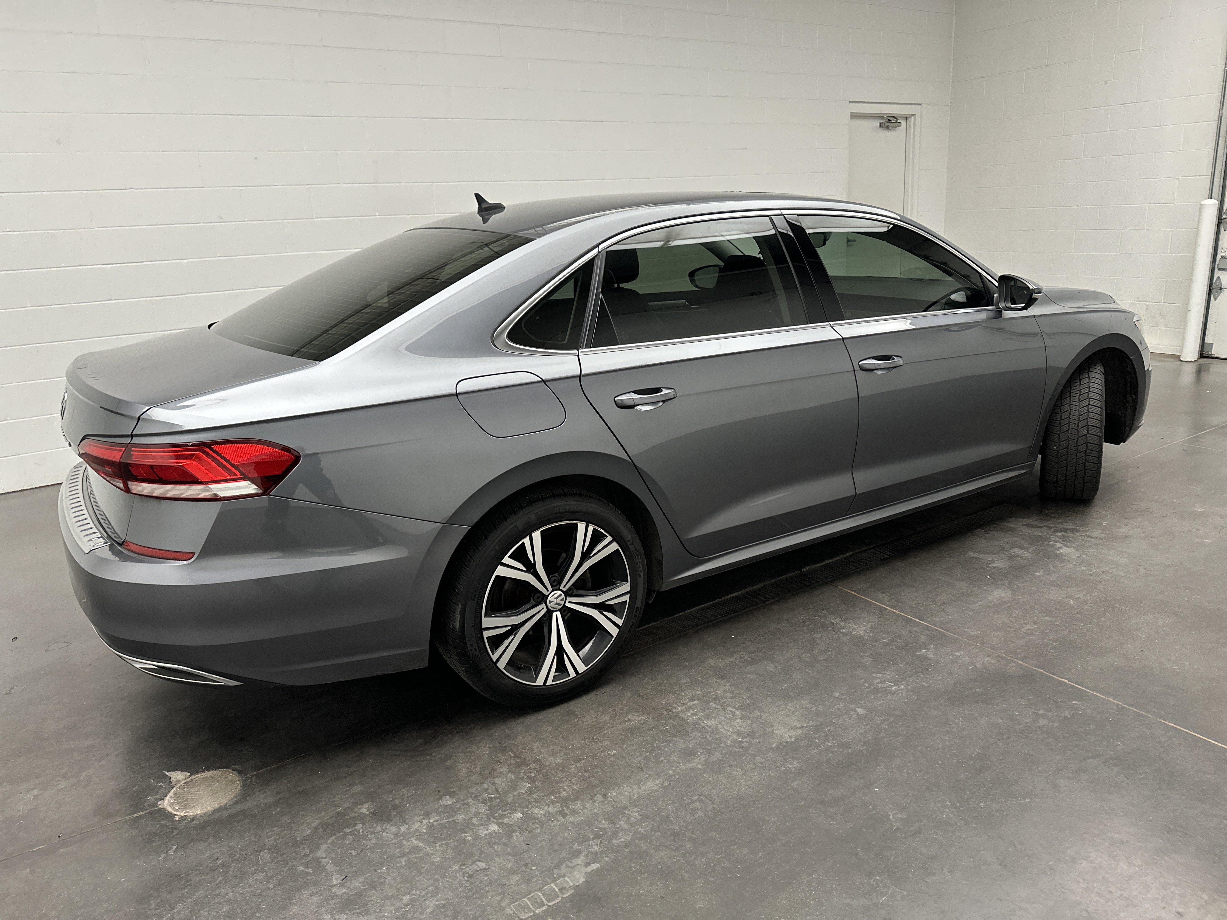 Used 2021 Volkswagen Passat 2.0T SE FWD image 9