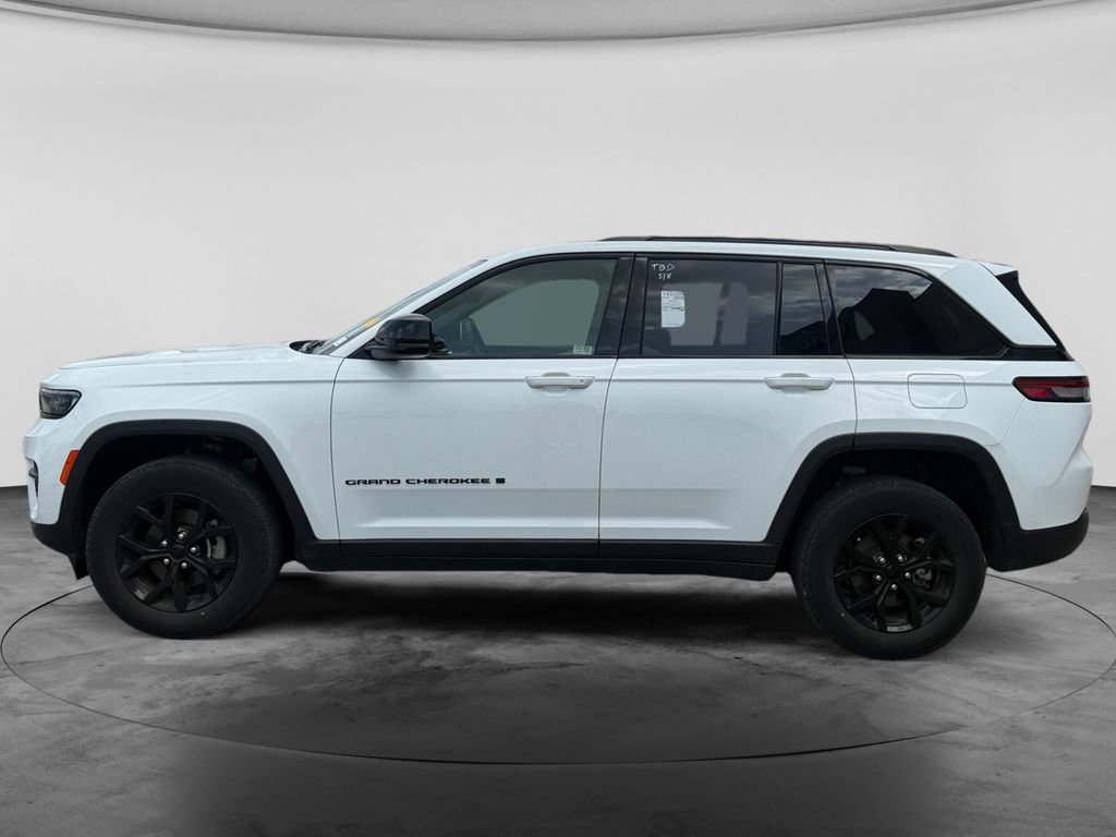 Used 2024 Jeep Grand Cherokee Altitude AWD/4WD image 5