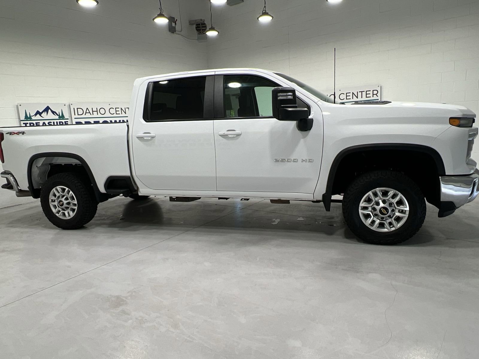 Used 2024 Chevrolet Silverado 2500 LT AWD/4WD image 9
