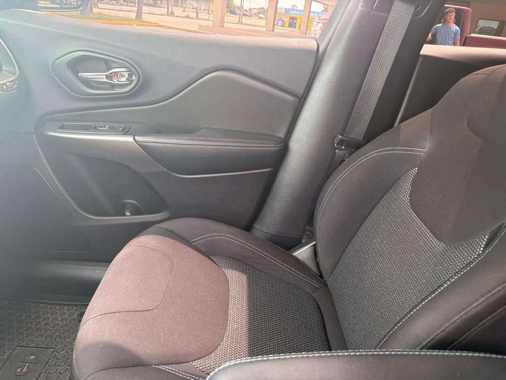Used 2019 Jeep Cherokee Latitude w/ Popular Appearance Group FWD image 12