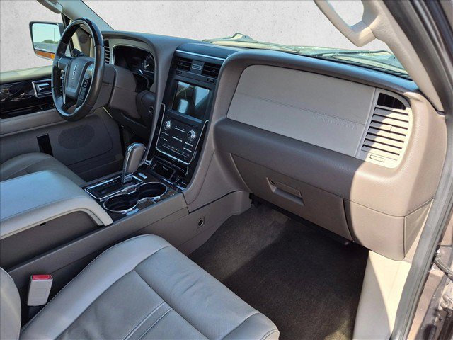 Used 2017 Lincoln Navigator Select RWD image 23
